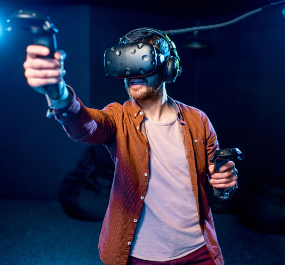 Home jugant amb ulleres de realitat virtual